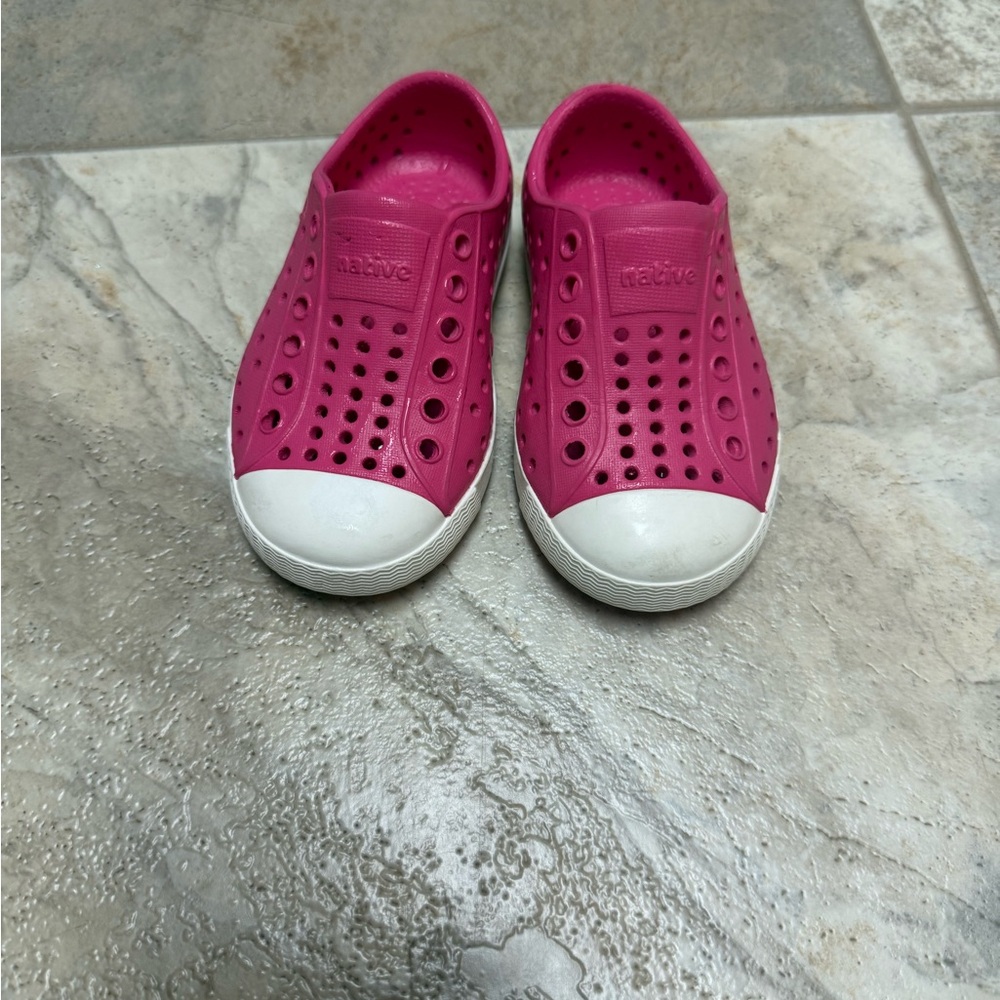 Native pink/white girls size C6 slip on shoes